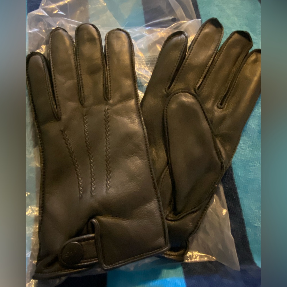 NWT UGG genuine leather and faux fur lined 3 point snap smart gloves black